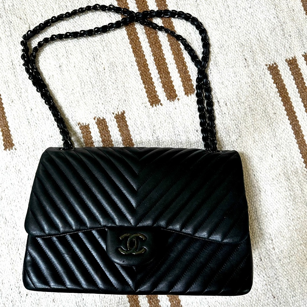 Black jumbo chevron double flap